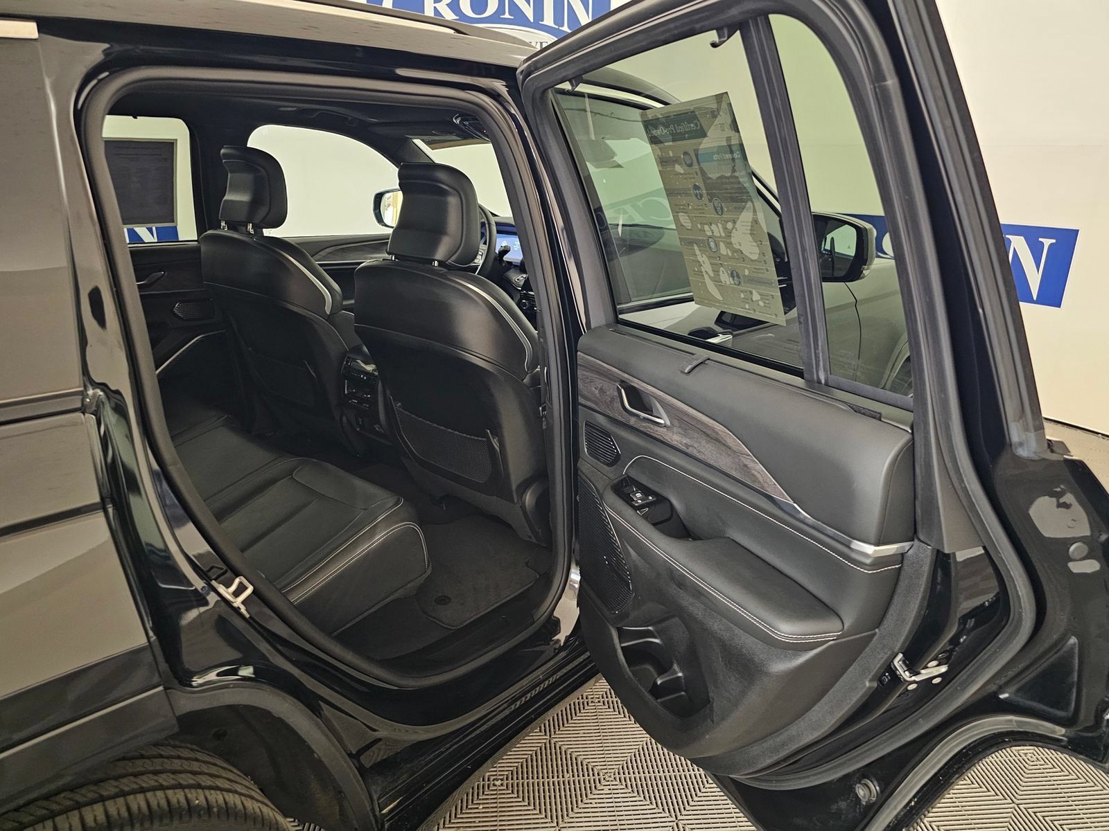 Used 2023 Jeep Grand Cherokee Overland w/ Luxury Tech Group IV AWD/4WD image 31