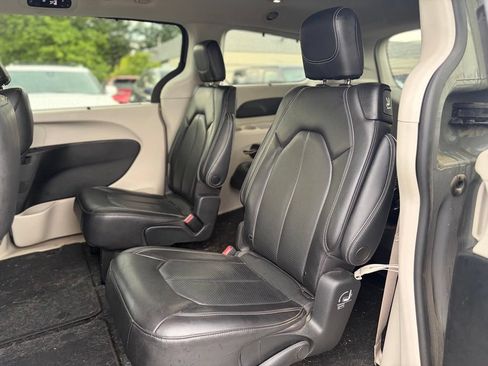 Used 2022 Chrysler Pacifica Touring-L FWD image 14