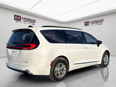 Used 2023 Chrysler Pacifica Limited image 7
