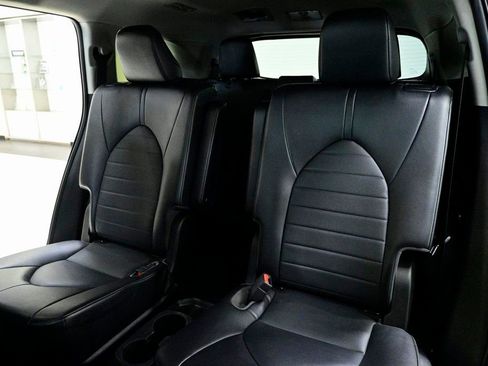 Used 2022 Toyota Highlander XLE image 16