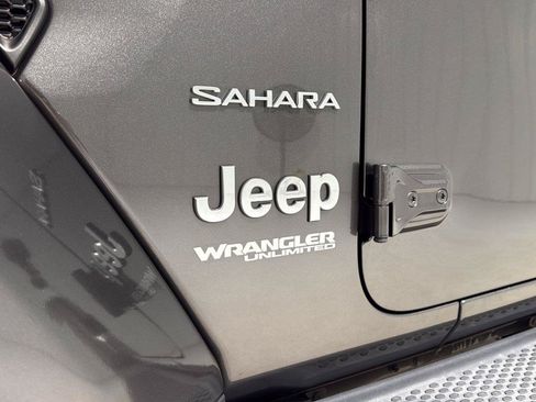 Used 2019 Jeep Wrangler Unlimited Sahara w/ Cold Weather Group AWD/4WD image 32