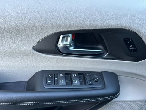 Used 2023 Chrysler Pacifica Touring-L FWD image 12