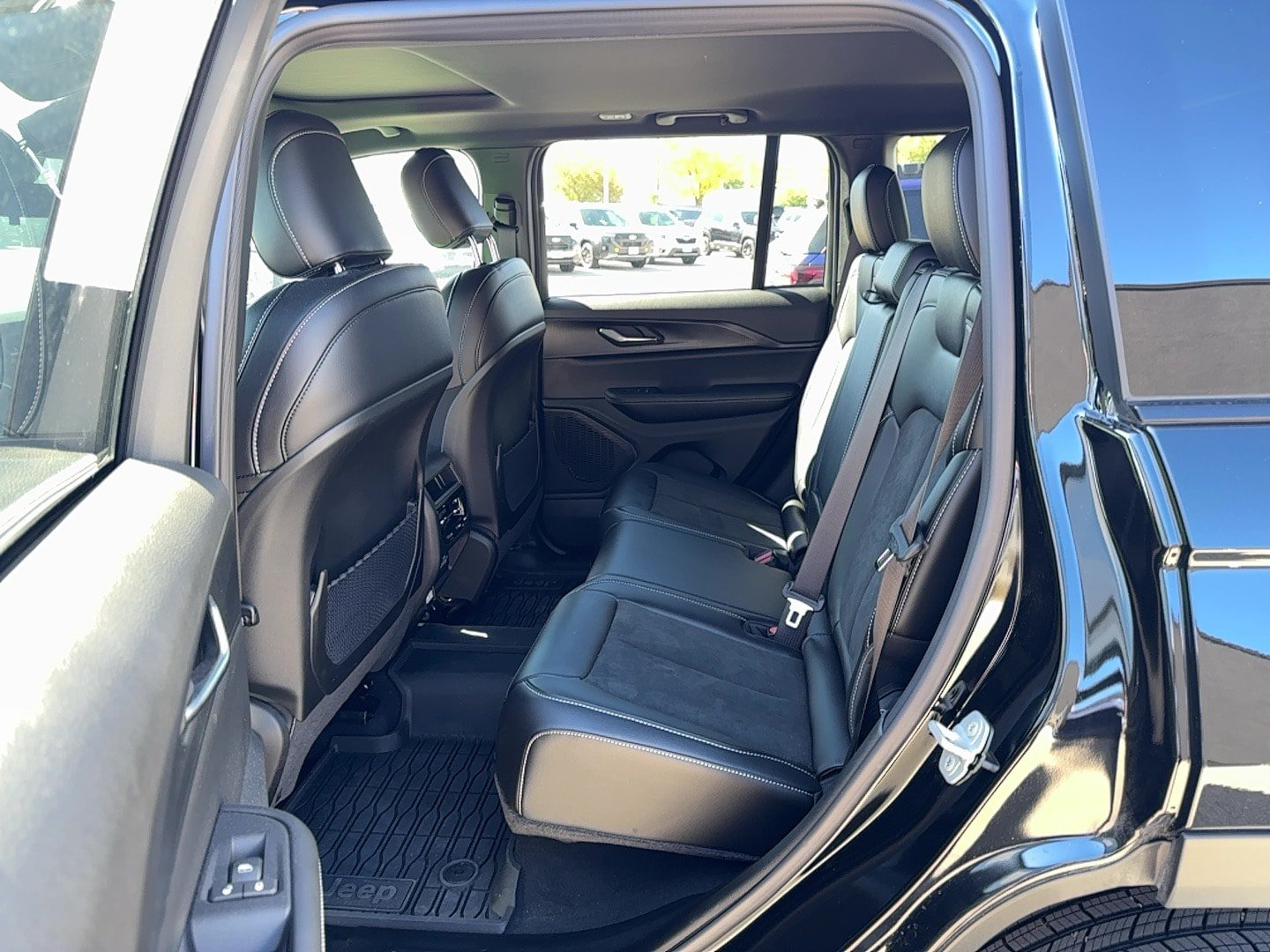 Used 2025 Jeep Grand Cherokee Altitude AWD/4WD image 17