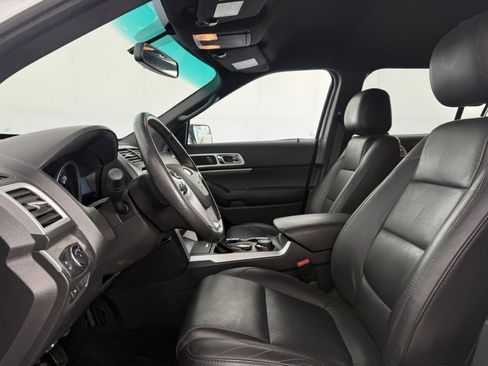 Used 2015 Ford Explorer XLT w/ Equipment Group 202A AWD/4WD image 17