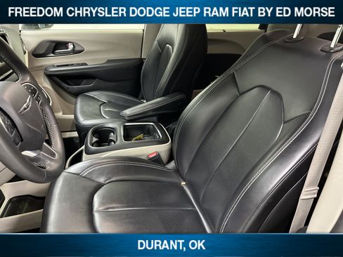 Used 2023 Chrysler Pacifica Touring-L FWD image 7