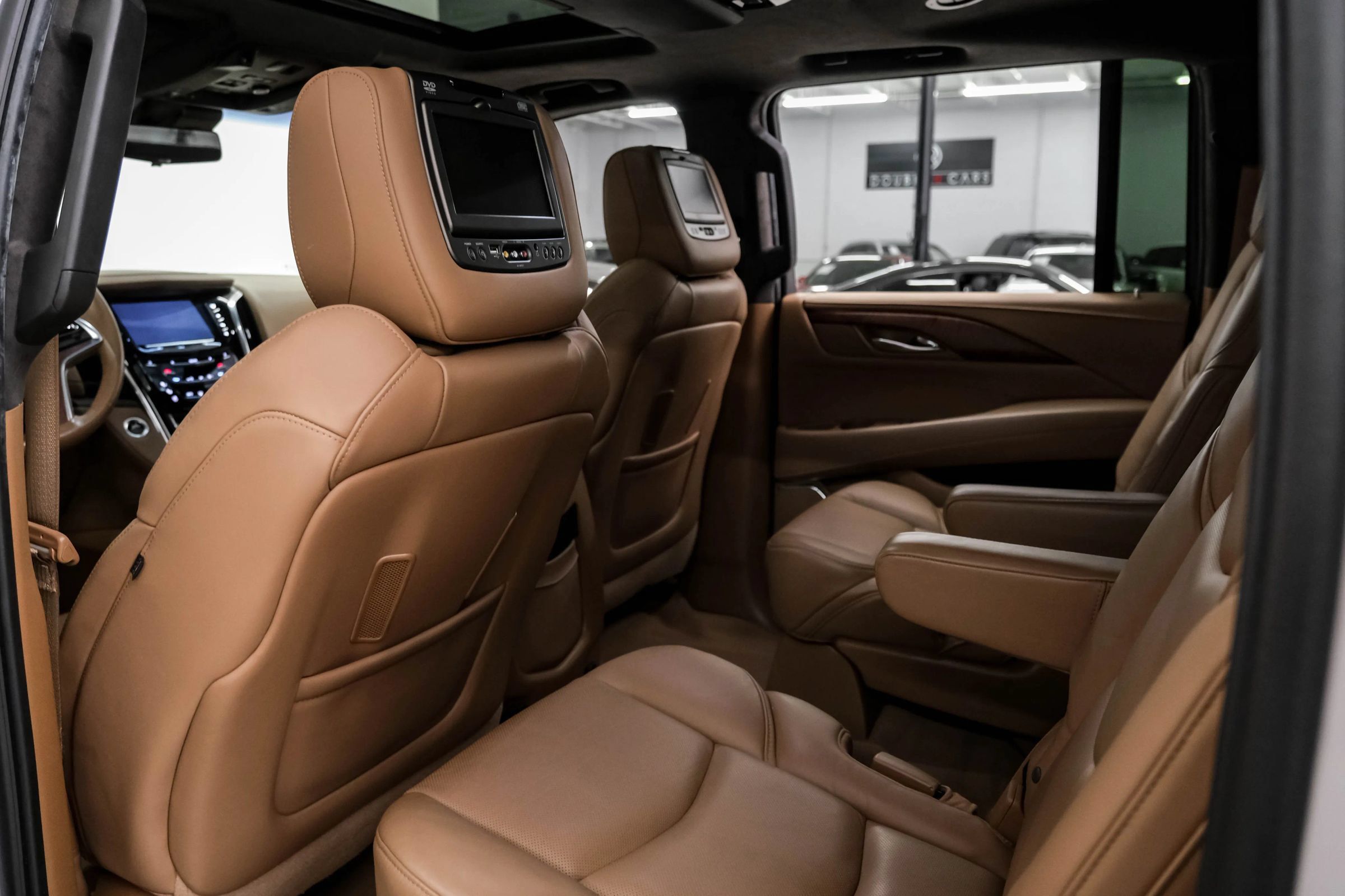 Used 2017 Cadillac Escalade ESV Platinum AWD/4WD image 37