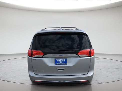 Used 2018 Chrysler Pacifica Touring-L FWD image 5