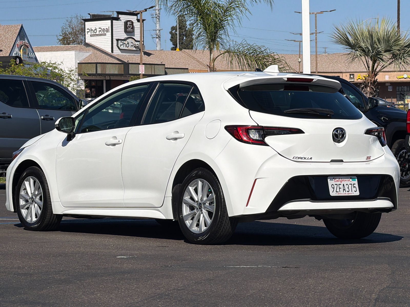 Used 2023 Toyota Corolla SE FWD image 3