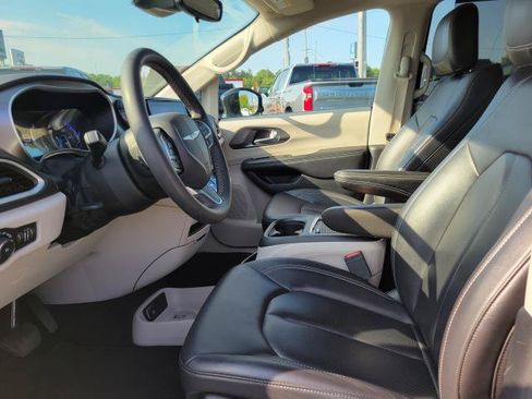 Used 2024 Chrysler Pacifica Touring-L FWD image 8