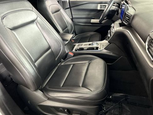 Used 2022 Ford Explorer XLT w/ Equipment Group 202A image 26