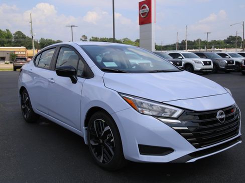 New 2025 Nissan Versa SR w/ Trunk Package image 7