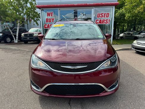 Used 2017 Chrysler Pacifica Touring-L FWD image 3