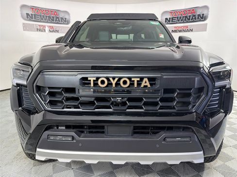 Used 2025 Toyota Tacoma Trailhunter image 8