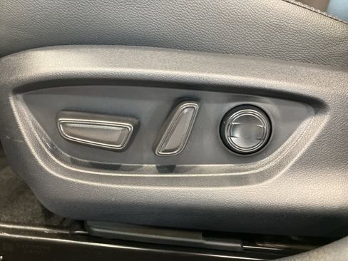 Used 2025 Toyota Camry SE image 11