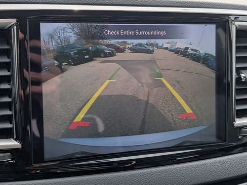 Used 2023 Chrysler Pacifica Touring-L FWD image 32