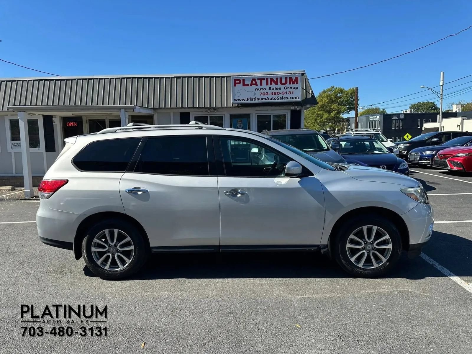 Used 2015 Nissan Pathfinder SV w/ Cargo Package FWD image 2