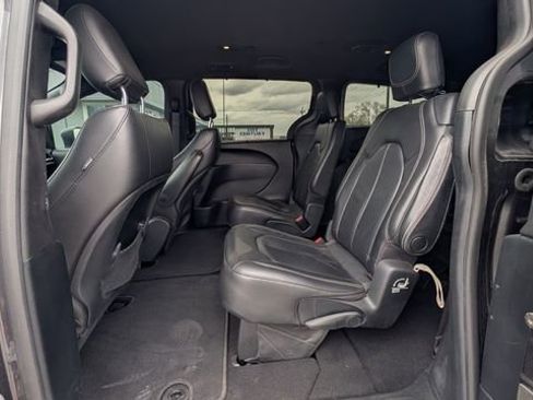 Used 2020 Chrysler Pacifica Touring-L w/ S Appearance Package FWD image 4