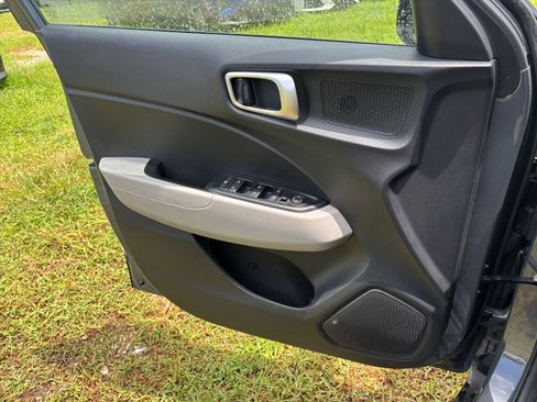 Used 2025 Hyundai Venue SEL FWD image 18
