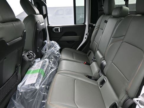 New 2026 Jeep Gladiator Mojave image 12