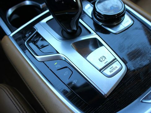 Used 2018 BMW 740i image 33