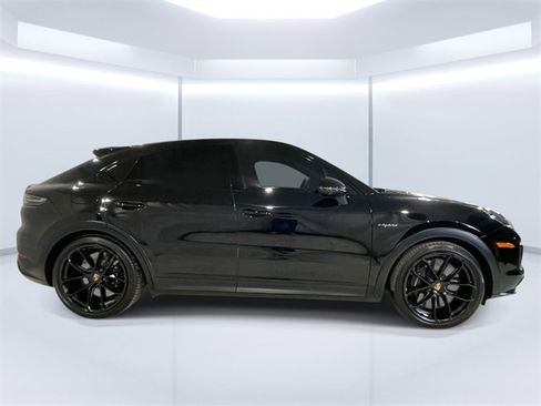 Used 2023 Porsche Cayenne Turbo S image 5