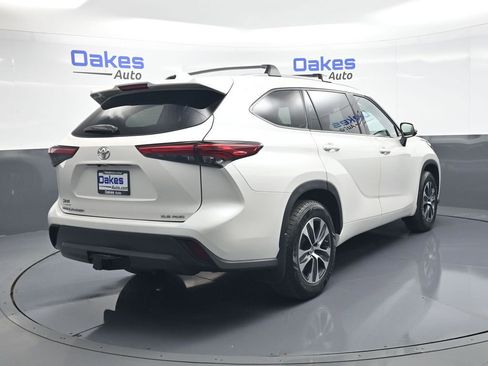 Used 2021 Toyota Highlander XLE AWD/4WD image 8