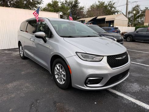 Used 2023 Chrysler Pacifica Touring FWD image 3