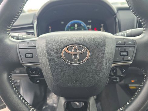 Used 2025 Toyota Camry SE image 21