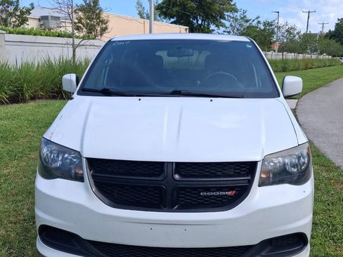 Used 2017 Dodge Grand Caravan SE FWD image 3
