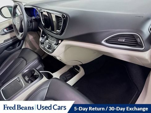 Used 2023 Chrysler Pacifica Touring-L FWD image 35