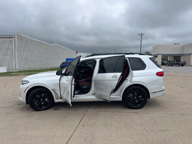 Used 2022 BMW X7 xDrive40i w/ Premium Package AWD/4WD image 4