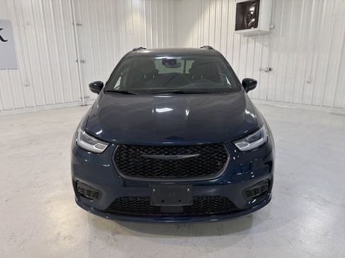 Used 2023 Chrysler Pacifica Touring-L w/ S Appearance Package image 8