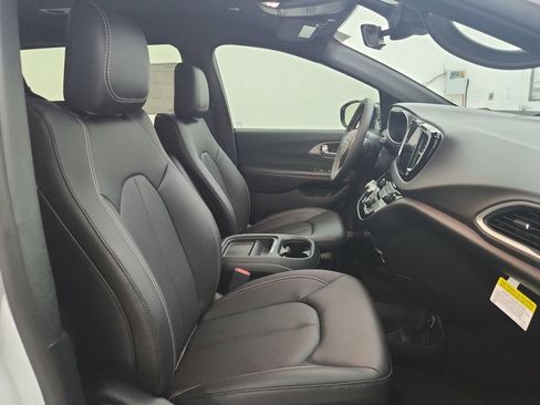 New 2027 Chrysler Pacifica LX FWD image 31