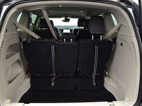 Used 2023 Chrysler Pacifica Touring-L image 9