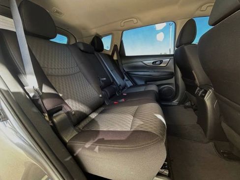 Used 2019 Nissan Rogue S image 8