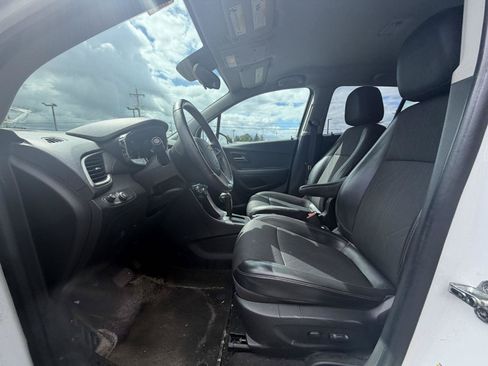 Used 2019 Chevrolet Trax LT w/ LT Convenience Package AWD/4WD image 2