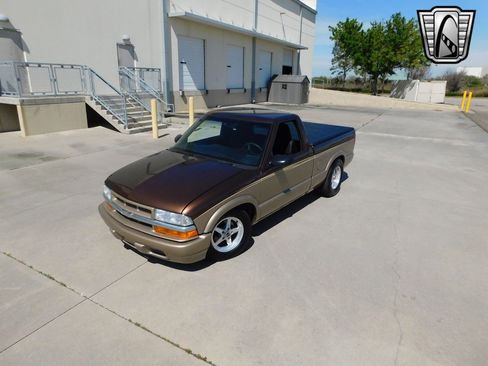 Used 2000 Chevrolet S10 Pickup LS w/ Preferred Equipment Group image 8