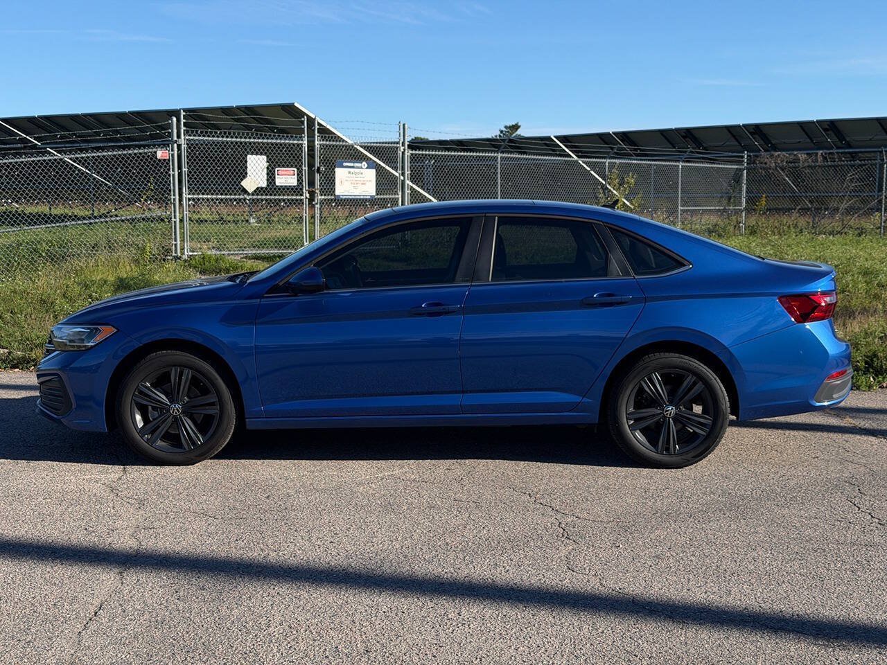 Used 2024 Volkswagen Jetta SE w/ Panoramic Sunroof Package FWD image 2