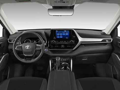 Used 2024 Toyota Highlander XLE FWD image 3