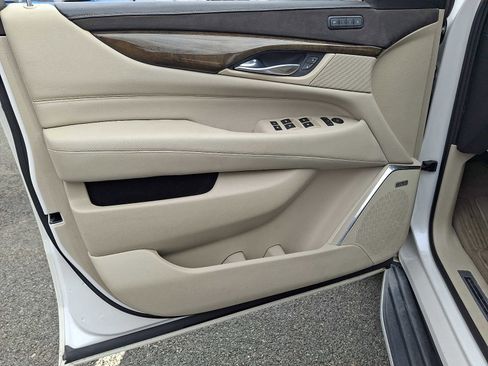 Used 2018 Cadillac Escalade Luxury image 13
