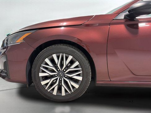 Used 2024 Nissan Altima 2.5 SV FWD image 9