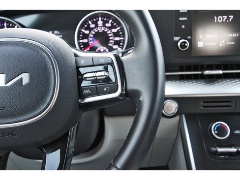 Certified 2024 Kia Carnival LX image 18