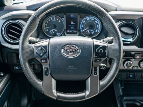 Used 2018 Toyota Tacoma TRD Off-Road AWD/4WD image 18