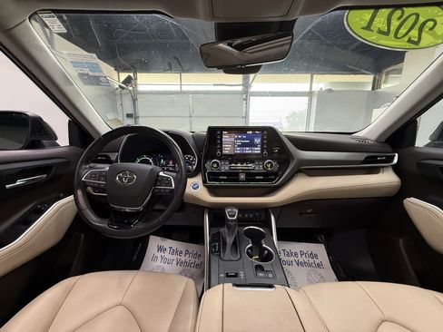 Used 2021 Toyota Highlander XLE AWD/4WD image 12