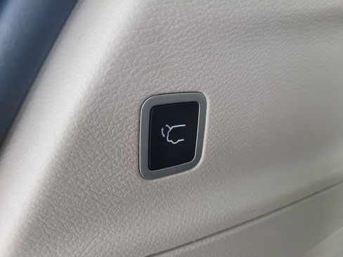 Used 2023 Chrysler Pacifica Touring-L FWD image 9