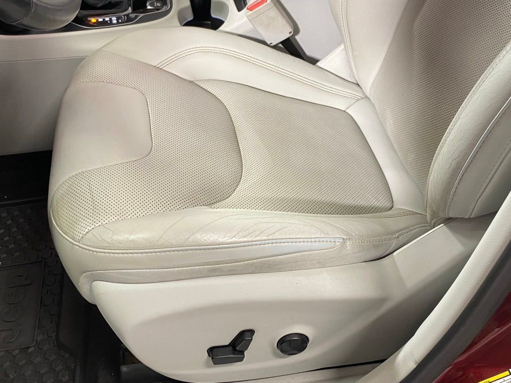 Used 2019 Jeep Cherokee Limited AWD/4WD image 14