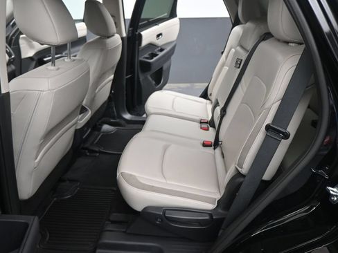 Used 2025 Nissan Pathfinder SL FWD image 18