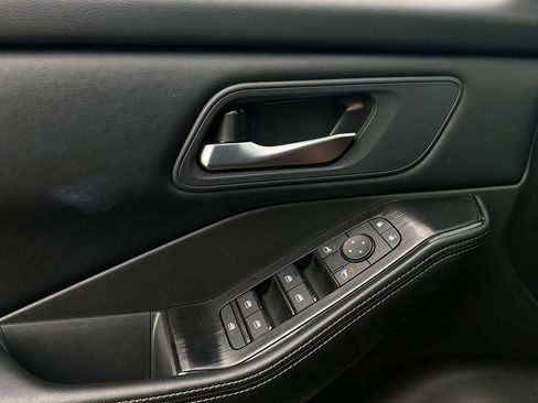 Used 2025 Nissan Rogue SV FWD image 21