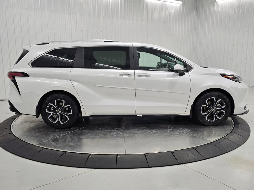 Used 2026 Toyota Sienna Platinum AWD/4WD image 6