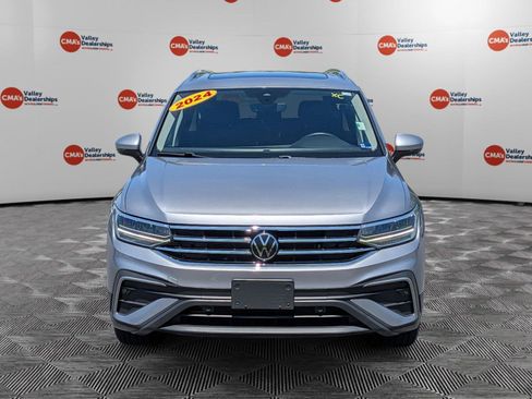 Used 2024 Volkswagen Tiguan SE w/ Panoramic Sunroof Package AWD/4WD image 2